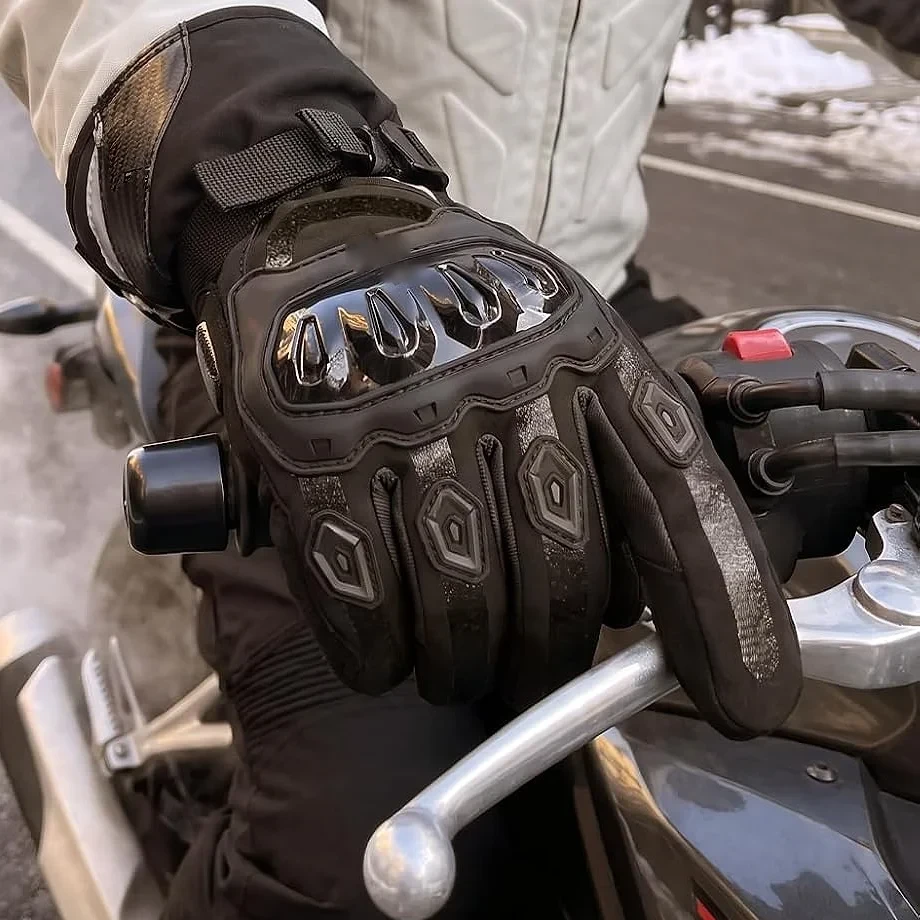 Juodos žieminės motociklininko pirštinės ant bako