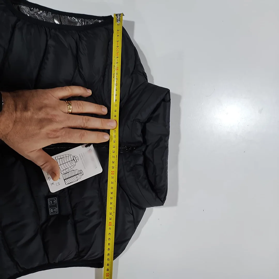 Dvi juodos sulankstytos liemenės ant stalo: L ir XL